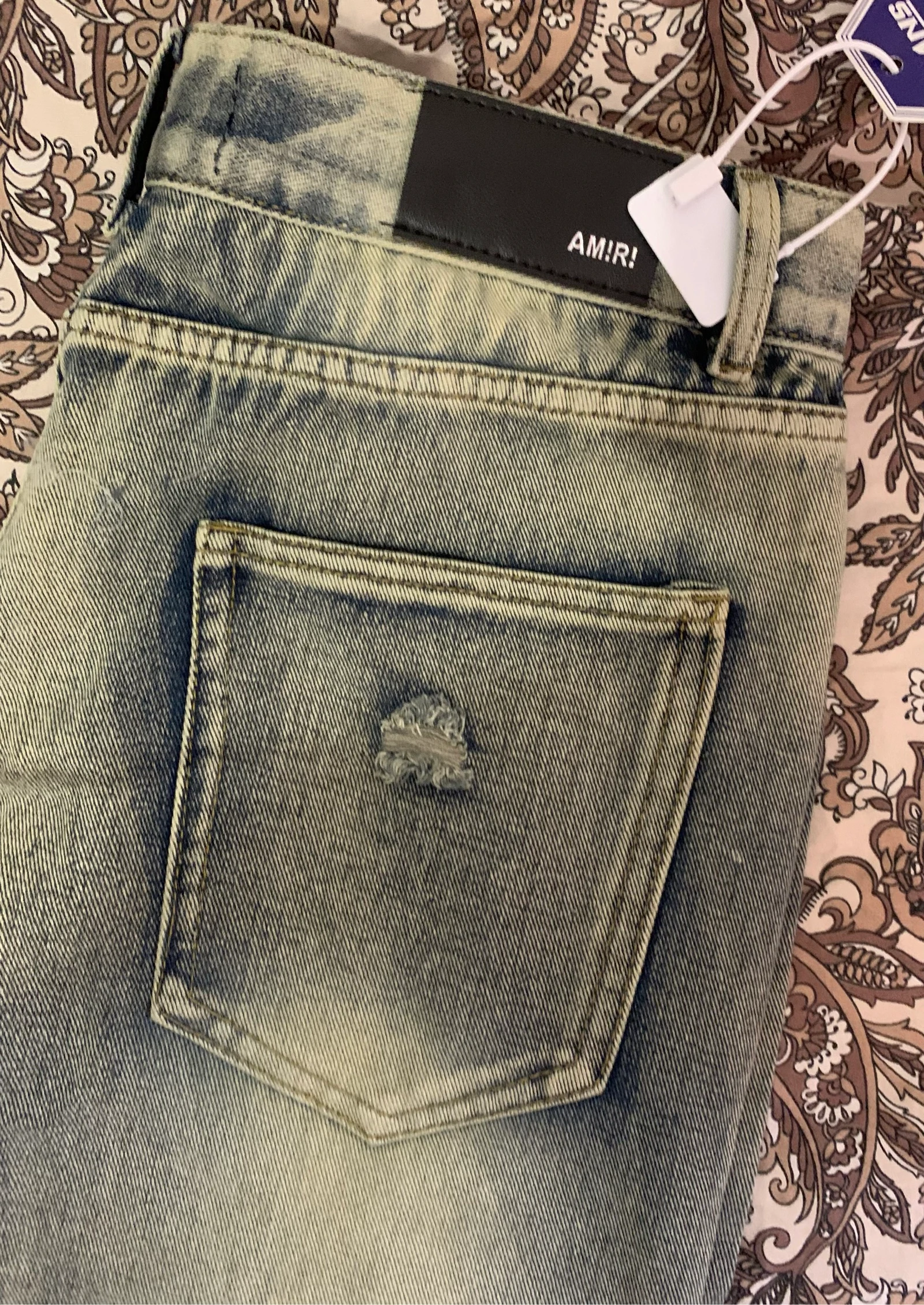 Jeans masculino azul deslavado rasgado – Corte slim com patches vermelhos, estilo streetwear – photo 5